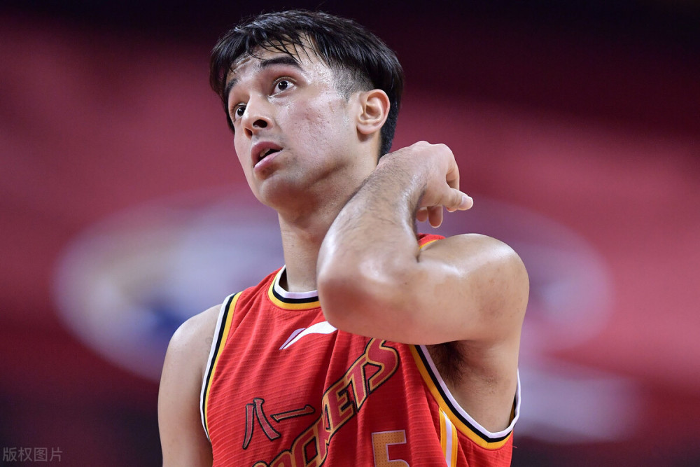 九游平台 - cba常规赛后个别球迷在马路上呼喊不当言论