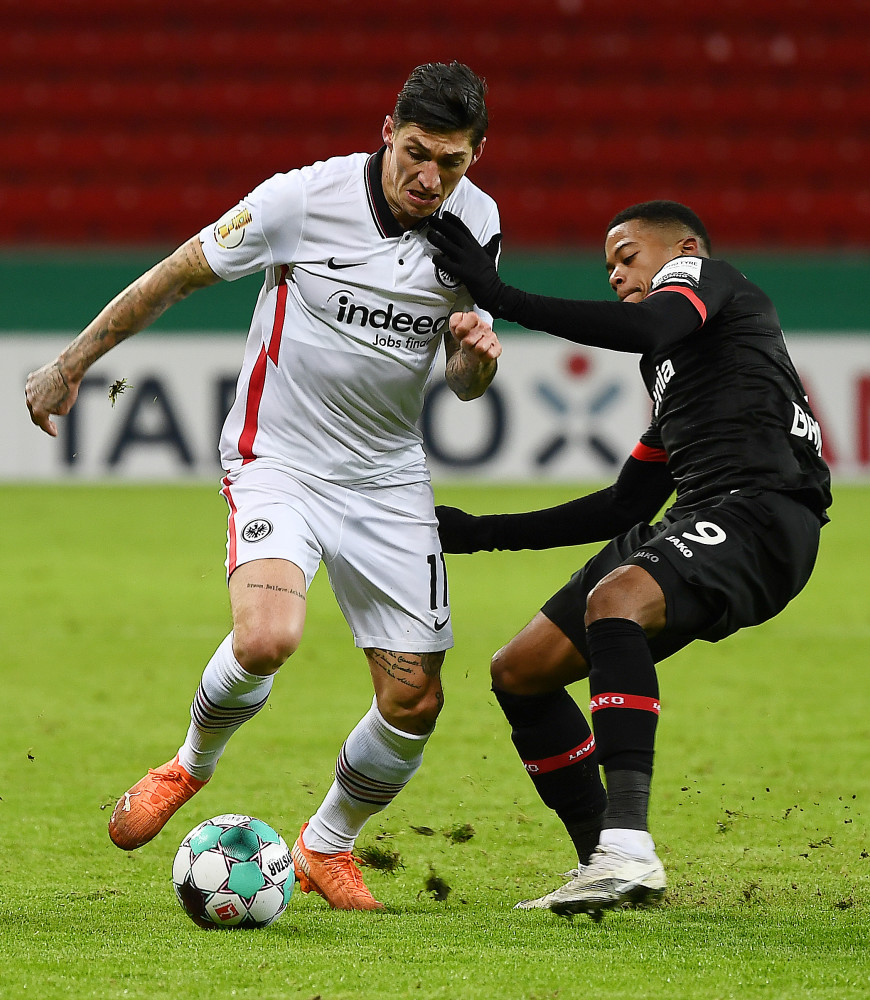 勒沃库森训练开放日，窗口期造点机会引欢呼，德国杯在即，临场指挥获称赞(勒沃库森进德国杯四强)