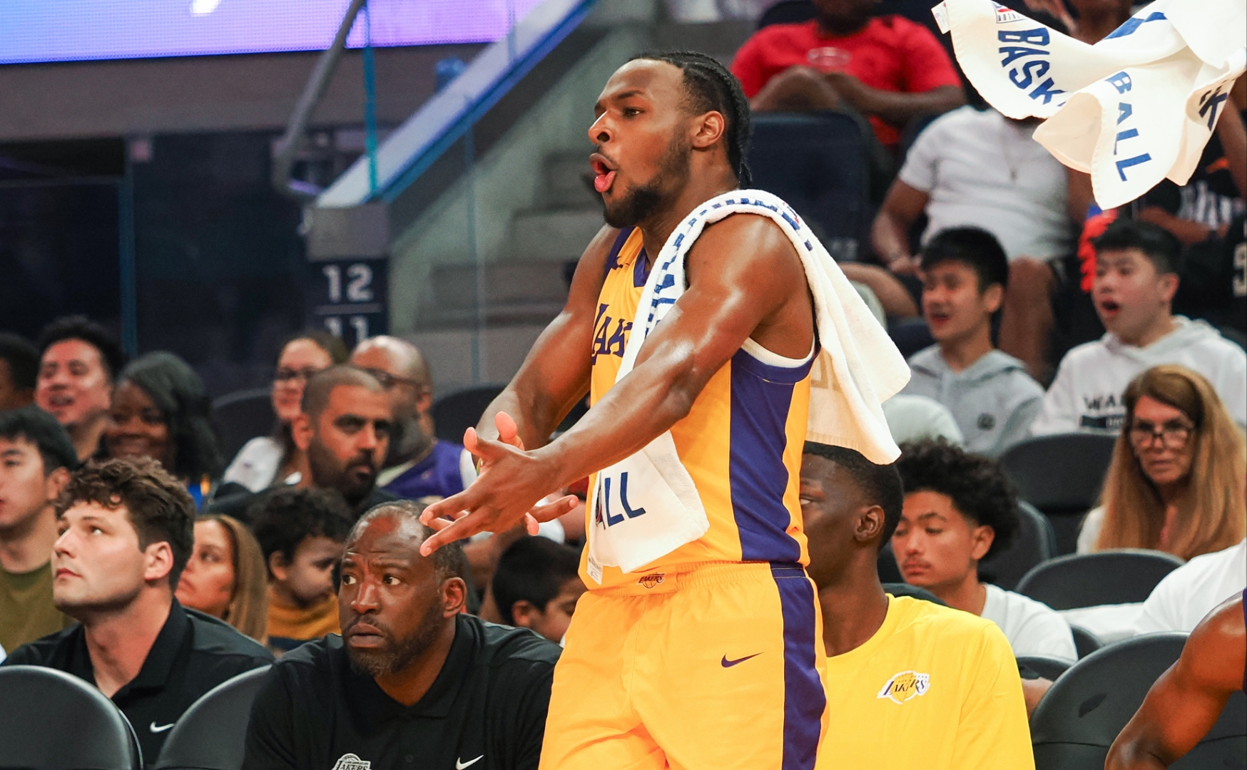  NBA季后赛赛前走向成谜；斯图加特复出首秀；震撼外界；更衣室氛围转暖